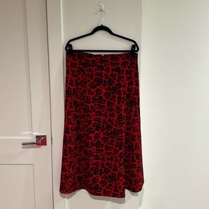 Maxi cheetah print skirt with front side slit and zipper in the back